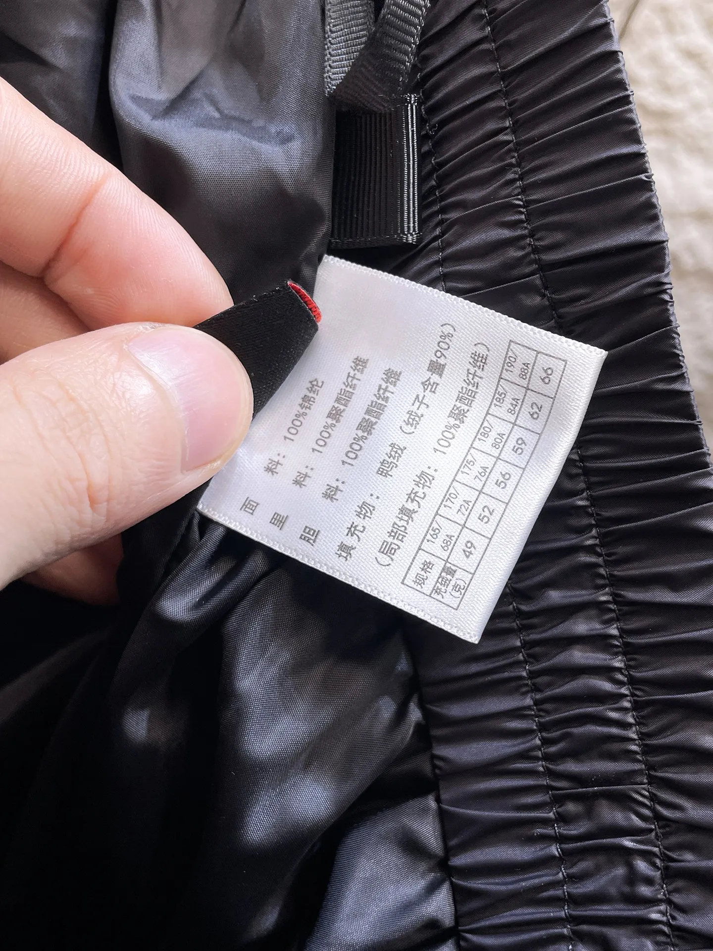 P490 Big Goose🇨🇦🌹25 new autumn and winter thickened warm down pants are here🔥Winter essential outdoor windproof, lockable and warm. Made of professional-grade outdoor windproof, waterproof and breathable fabric. Lining 90% white duck down filling. Lightweight design. Lightweight and warm. Seamless gluing process on the inside. Made of light and gall-free anti-drilling fabric to effectively prevent velvet running. Original hardware accessories. Classic logo matching. Simple and versatile, the upper body is stylish and not bloated. The style is the same for men and women! Size: M-3XL.